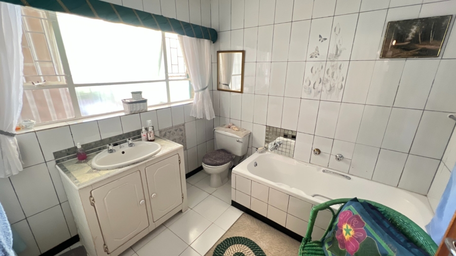 5 Bedroom Property for Sale in Langenhovenpark Free State